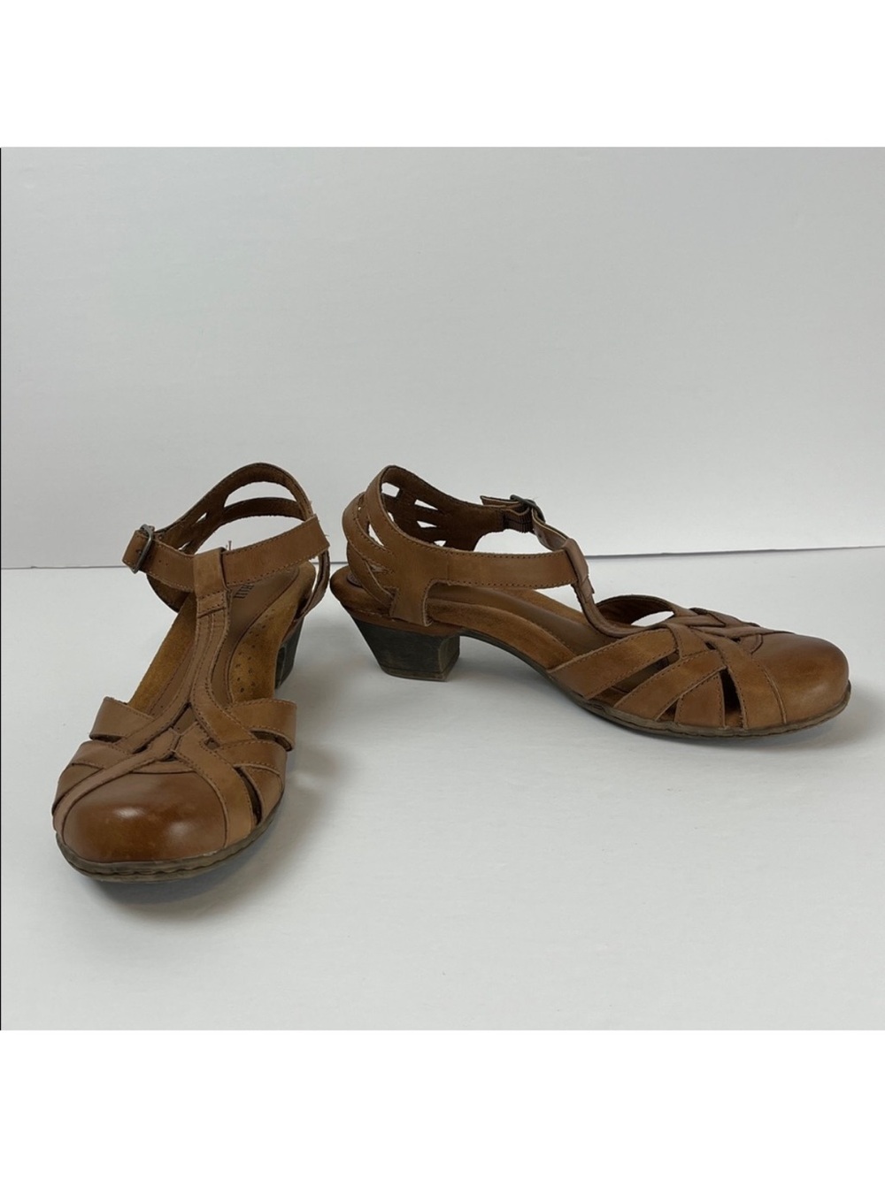 COBB HILL Aubrey T-strap Tan Sandals Size 9 Comfort Travel Vacation Retro Granny